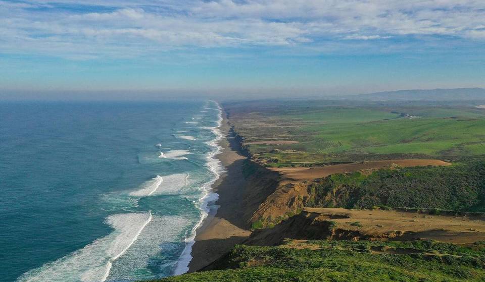 Este sendero californiano de 1.230 millas, aún sin terminar, une discretamente docenas de playas secretas, búnkeres de la Segunda Guerra Mundial y pueblos de la fiebre del oro; tras 50 años de desarrollo, está completado en un 70 % aproximadamente.