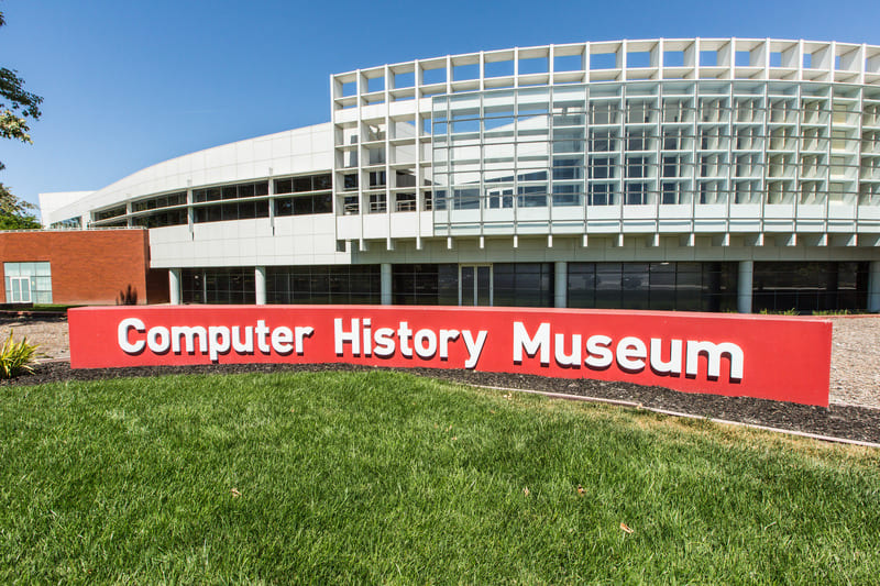 Exterior del Museo de Historia de la Informática con el letrero.
