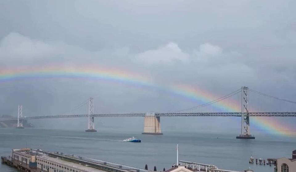 «El mejor arcoíris que he visto nunca»: ayer, durante unos minutos, apareció un arcoíris de ensueño sobre el puente de la bahía