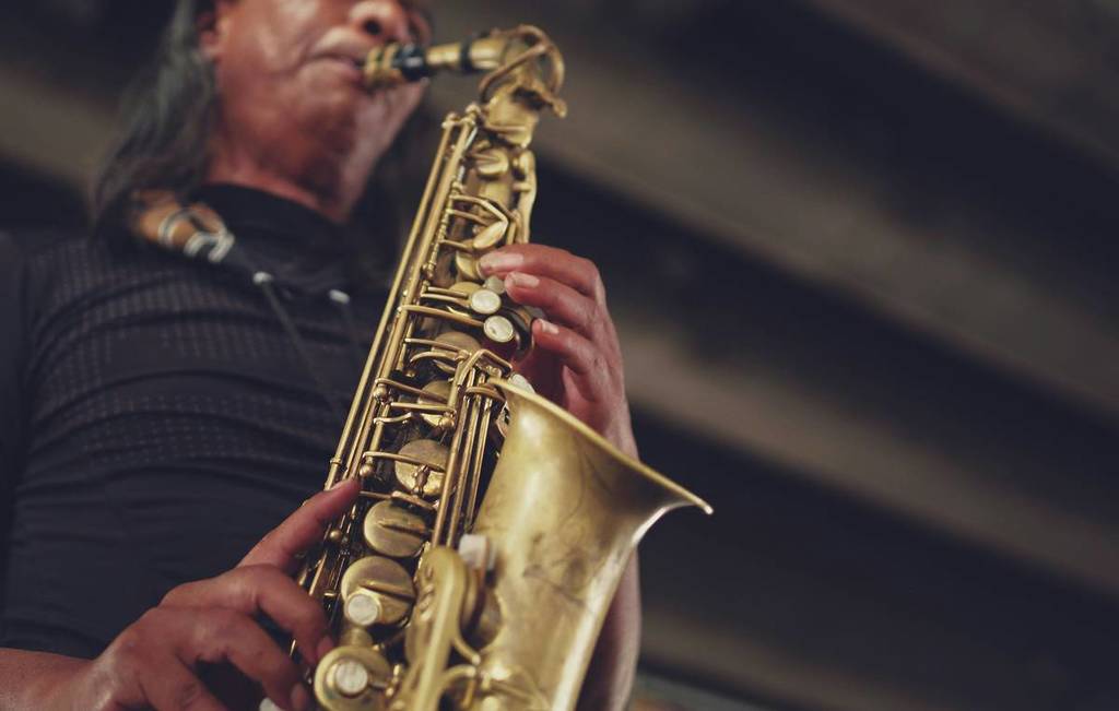 músico de jazz tocando el saxofón