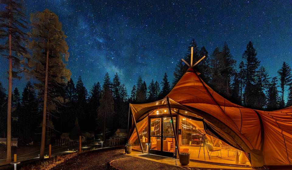 A solo unos minutos de Yosemite, ya está abierto un complejo de glamping de lujo, con 71 tiendas, baños privados y una terraza para yoga
