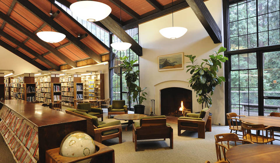 A 30 minutos de San Francisco, escondida en un bosque de secuoyas, se encuentra una biblioteca pública con paredes de cristal que parece una acogedora cabaña de mediados de siglo