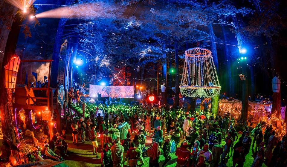 A solo 3 horas de San Francisco, puedes acampar bajo imponentes secuoyas y bailar al ritmo de un cartel repleto de EDM en este festival de música de verano único