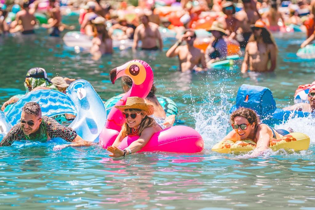 gente flotando en el río y divirtiéndose.
