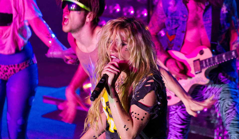Kesha Played A Secret Show In A Scenic SF Park—And Told Fans She’s Moving To San Francisco