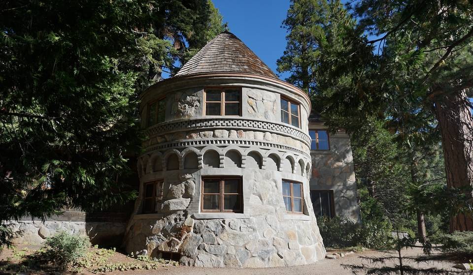Escondido al final de un empinado sendero de 1,6 km se encuentra un enorme castillo de los años 20 a orillas del lago Tahoe
