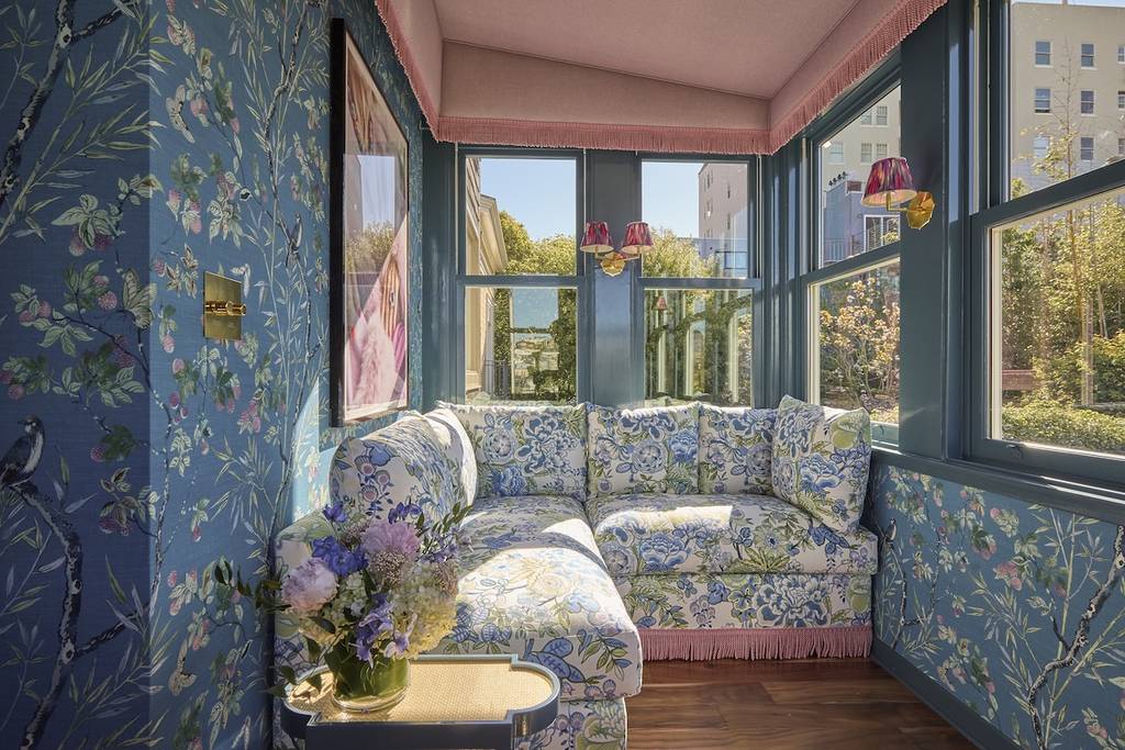 una habitación floral con ventanas luminosas.