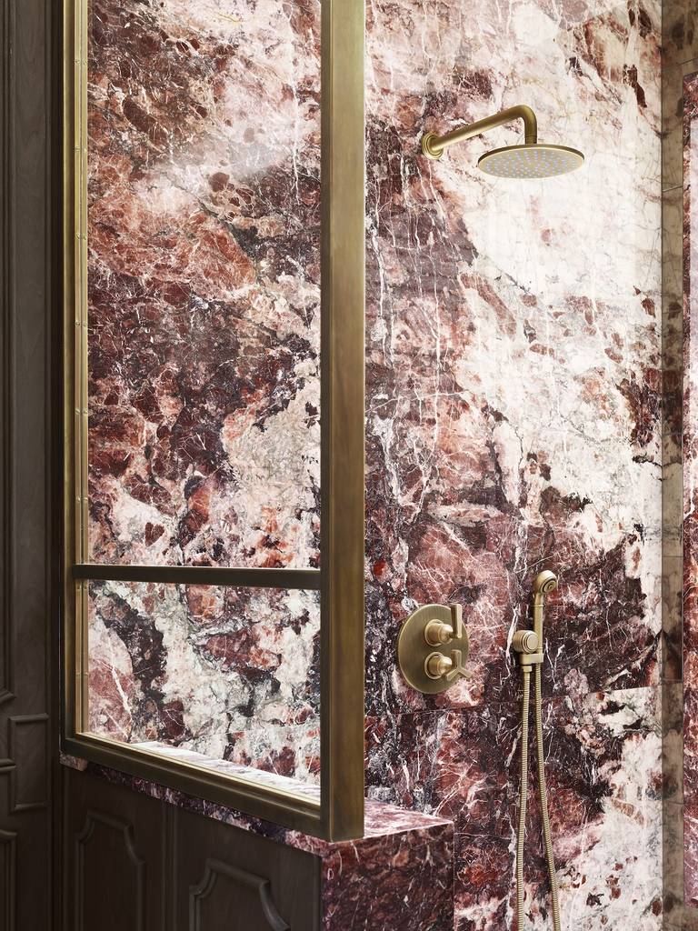 un cuarto de baño de mármol rojo