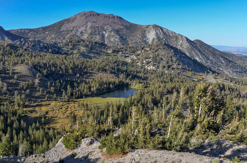 Vista panorámica del pico Mount Rose y el lago Tamarack desde la ruta Tahoe Rim Trail en Sierra Nevada