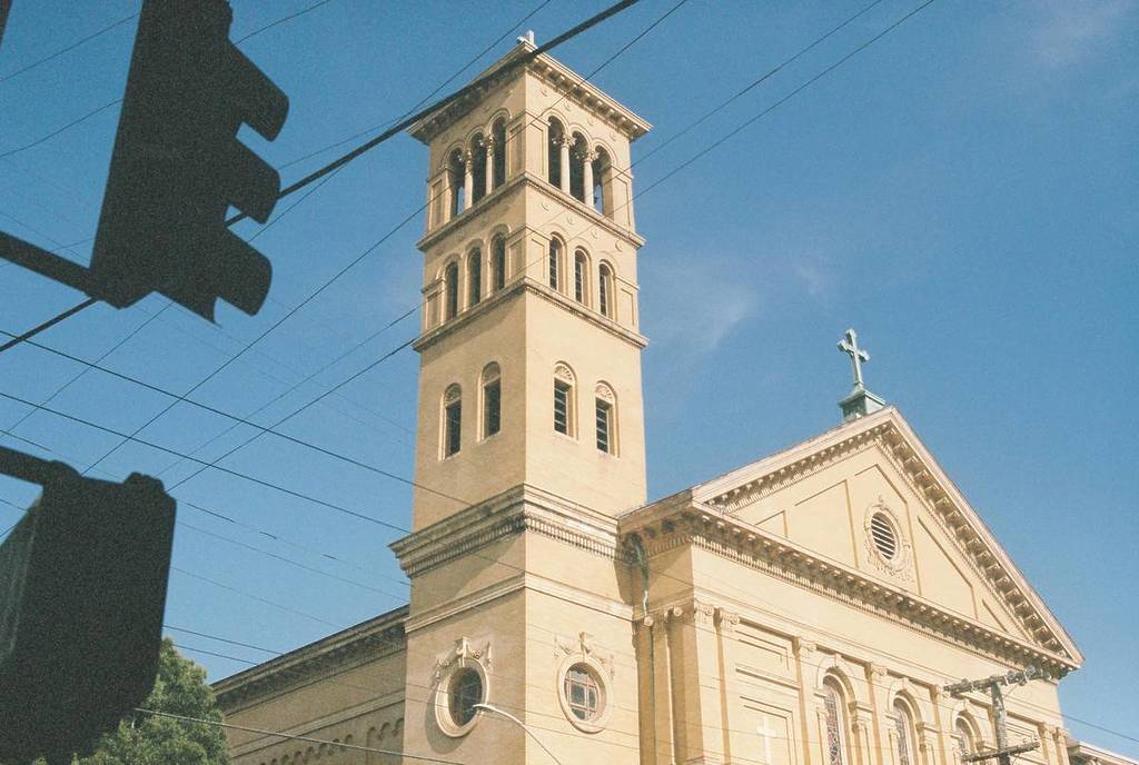 La imagen muestra el exterior de la catedral de San Francisco