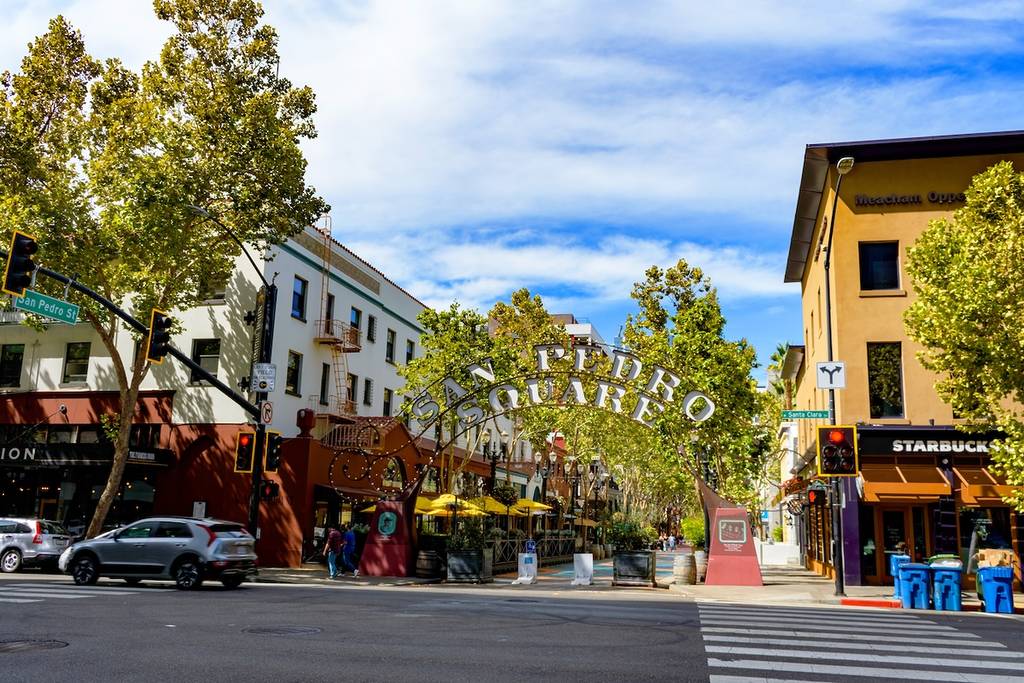 El arco de la entrada de San Pedro Square se alza en un cruce del centro de la ciudad, rodeado de peatones, coches y tiendas - San José, California, EE. UU. - 15 de septiembre de 2024
