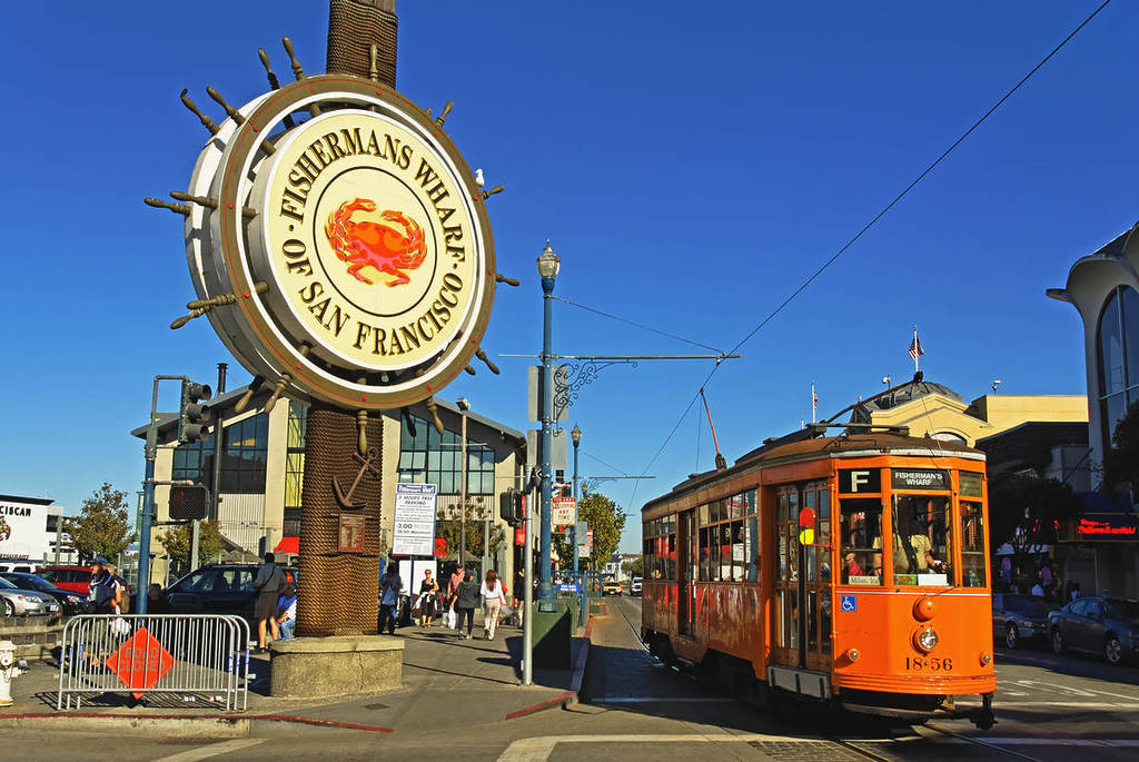 El letrero de Fisherman's Wharf y el tranvía histórico.
