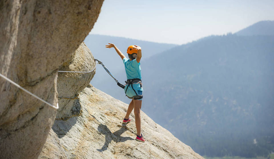 La vía ferrata de Tahoe está oficialmente abierta para el verano de 2026, llevando la escalada asistida al estilo europeo a la emblemática Tram Face, de 244 metros de altura.
