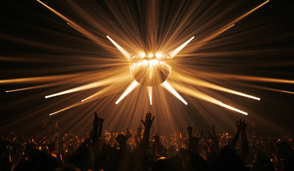 Dentro del tan esperado regreso de DESPACIO a San Francisco en Portola: altavoces de 11 pies, una enorme bola de discoteca y todo en vinilo