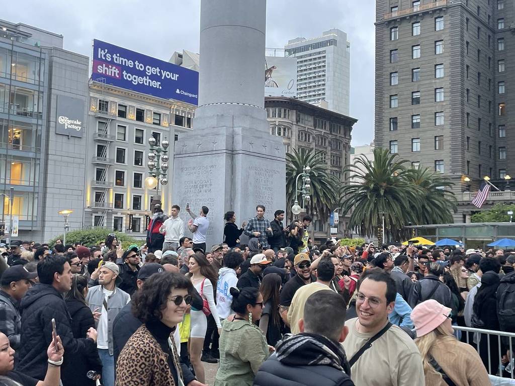la gente en un concierto gratuito en Union Square, San Francisco