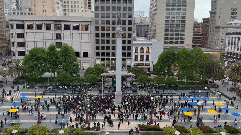Union Square in San Francisco to Feature Free 4-Hour Techno Concert Next Weekend – What You Need to Know 13 A crowd in Union Square SF