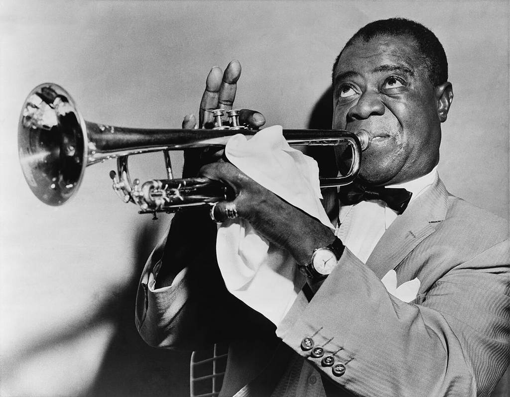 Louis Armstrong tocando la trompeta