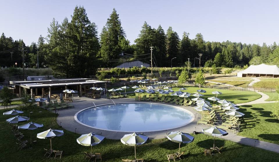 A solo una hora y media de San Francisco, este pintoresco club de piscina cuenta con dos piscinas y 46 lujosas tiendas de glamping en una de las localidades ribereñas con más encanto de California