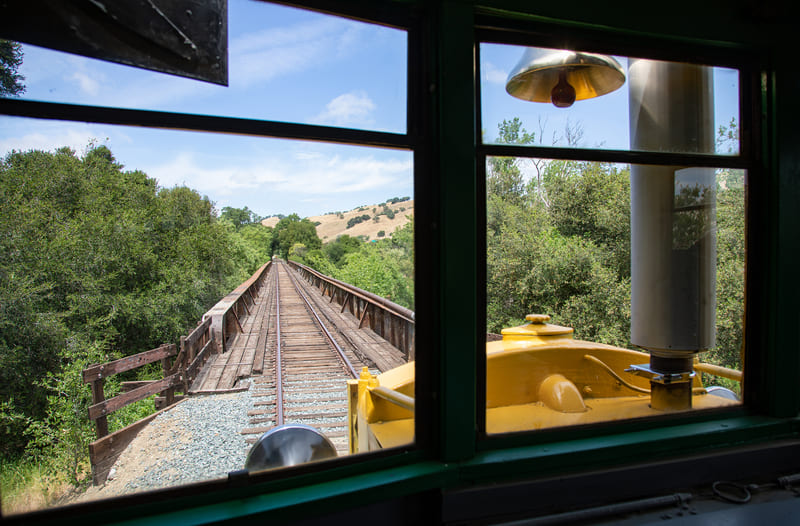 Vista desde la ventana del tren del Niles Canyon Railway