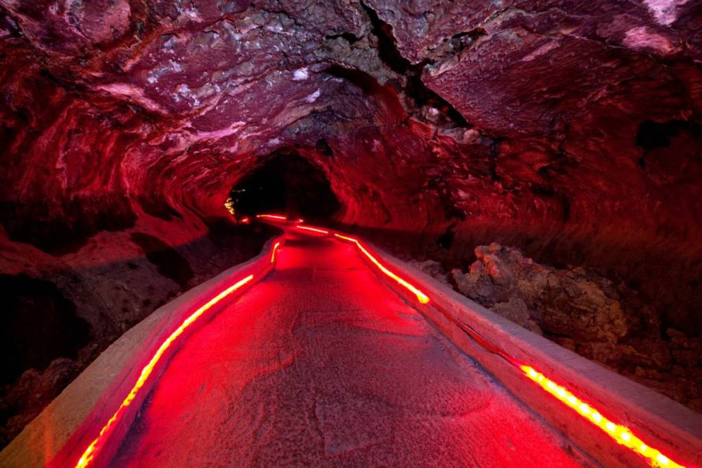 Ruta de cuevas iluminada con luz roja en el Monumento Nacional de Lava Beds
