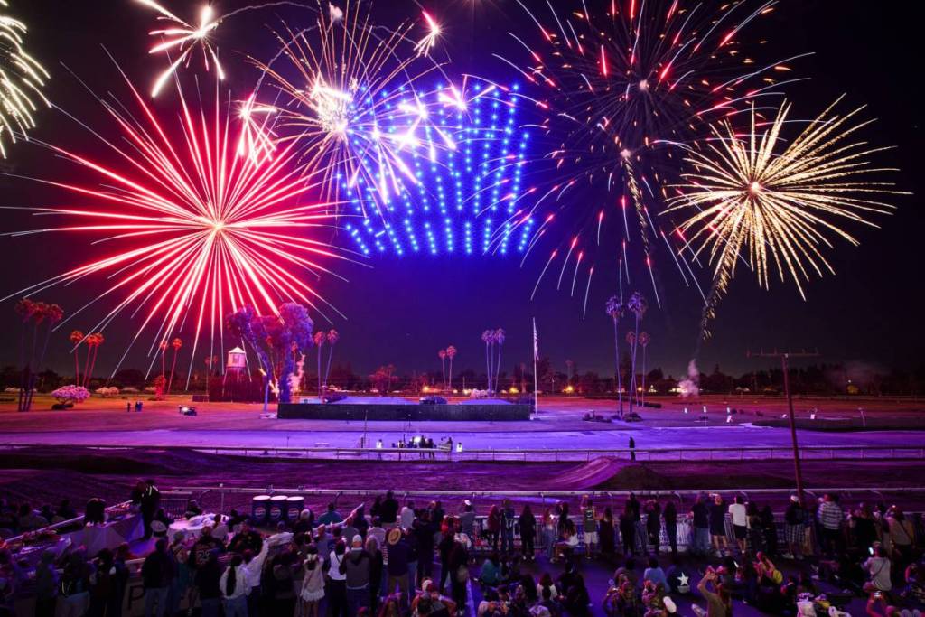 Fuegos artificiales y espectáculo de drones en la Feria del Condado de Alameda