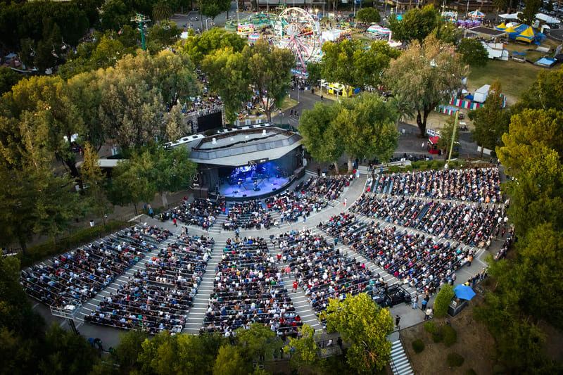 El recinto de conciertos de la Feria del Condado de Alameda visto desde arriba
