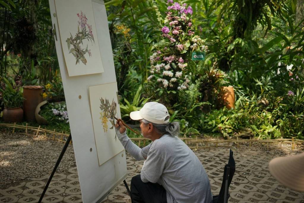 una persona pintando en el jardín