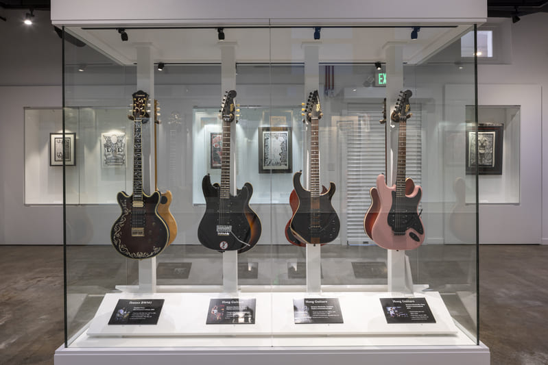 Guitarras expuestas en la exposición «Forever Grateful»