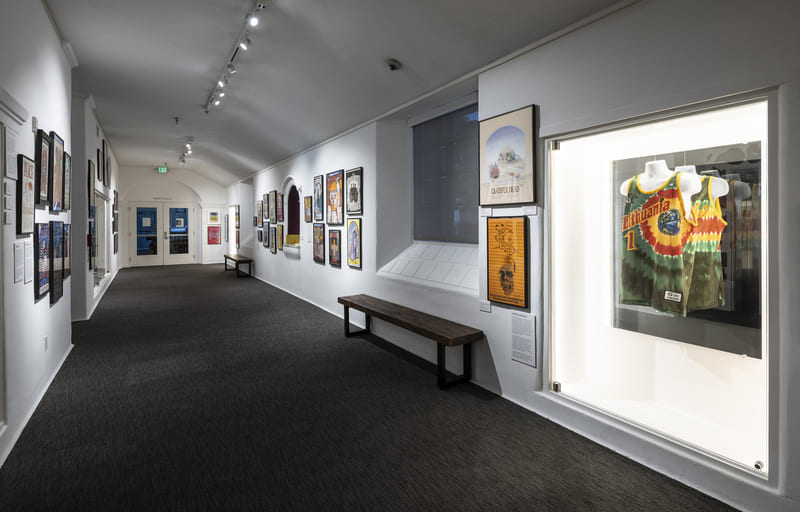 Instalación de la exposición «Forever Grateful» en el Haight Street Art Center