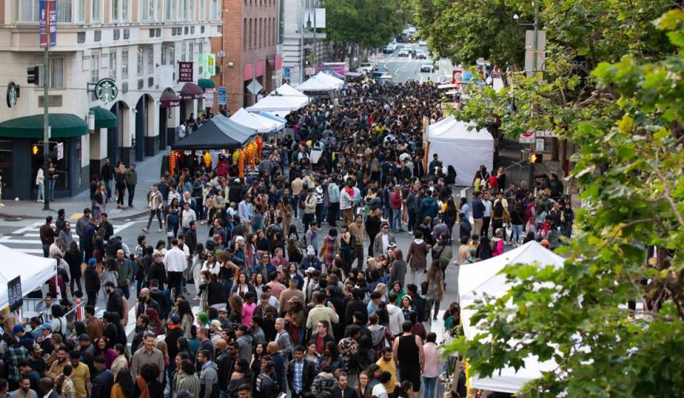 Este viernes: San Francisco va a convertir los Jardines de Yerba Buena en un mercadillo nocturno de bhangra gratuito de 5 horas, con clases de baile interactivas, más de 30 puestos de venta, comida callejera india y puestos culturales temporales.