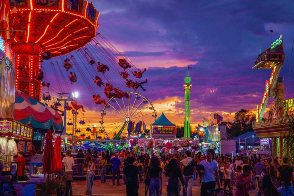 Las atracciones de la Feria Estatal de California al atardecer.