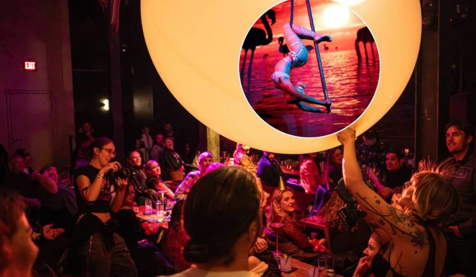 Este divertido local de espectáculos de San Francisco combina la nostalgia de los 90, acrobacias aéreas y cócteles exclusivos, todo ello acompañado de opciones gastronómicas en el bar clandestino situado en la casa de empeños de al lado.