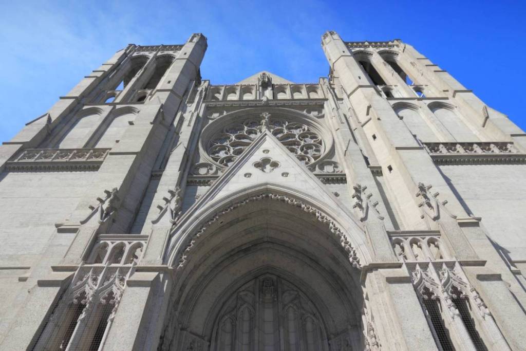 Primer plano de la fachada de la Catedral de Grace