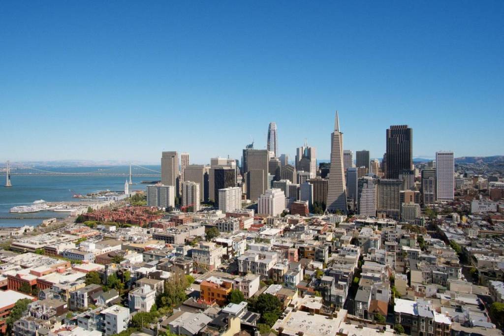 El perfil urbano de San Francisco durante el día