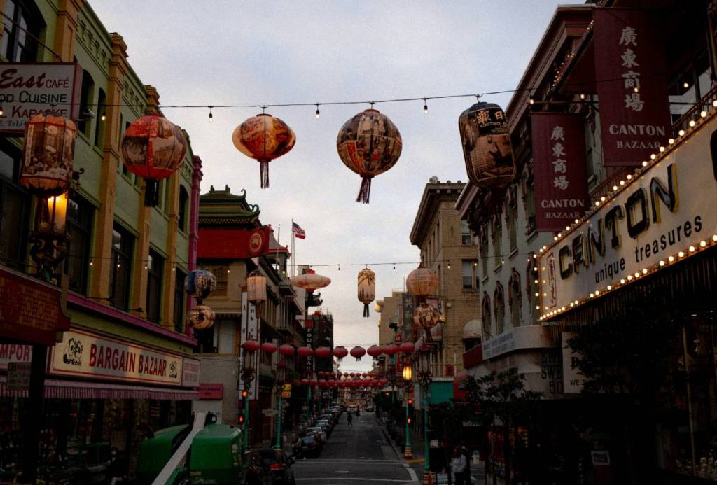 El histórico barrio de Chinatown de San Francisco celebra oficialmente este domingo su quinta edición anual de la exposición de coches gratuita, con música en directo y bailes del león