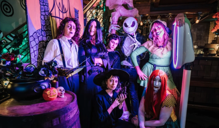 Adéntrate en una película de terror en vivo: «The Nightmare Bar» abre sus puertas en «The Blue Light» con retos interactivos, un televisor embrujado y cócteles siniestros