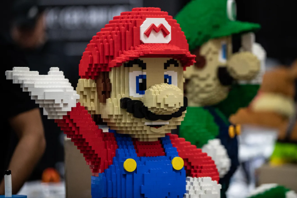 Un universo gigantesco construido con más de un millón de ladrillos LEGO® abre mañana sus puertas en el Stonestown Galleria de San Francisco 