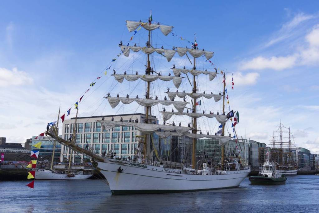 El buque «Cuauhtémoc» atracado