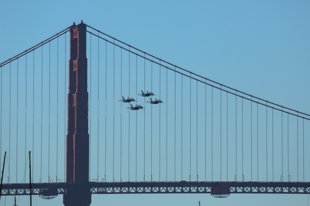 Los Blue Angels vuelan frente al puente Golden Gate durante la Fleet Week.