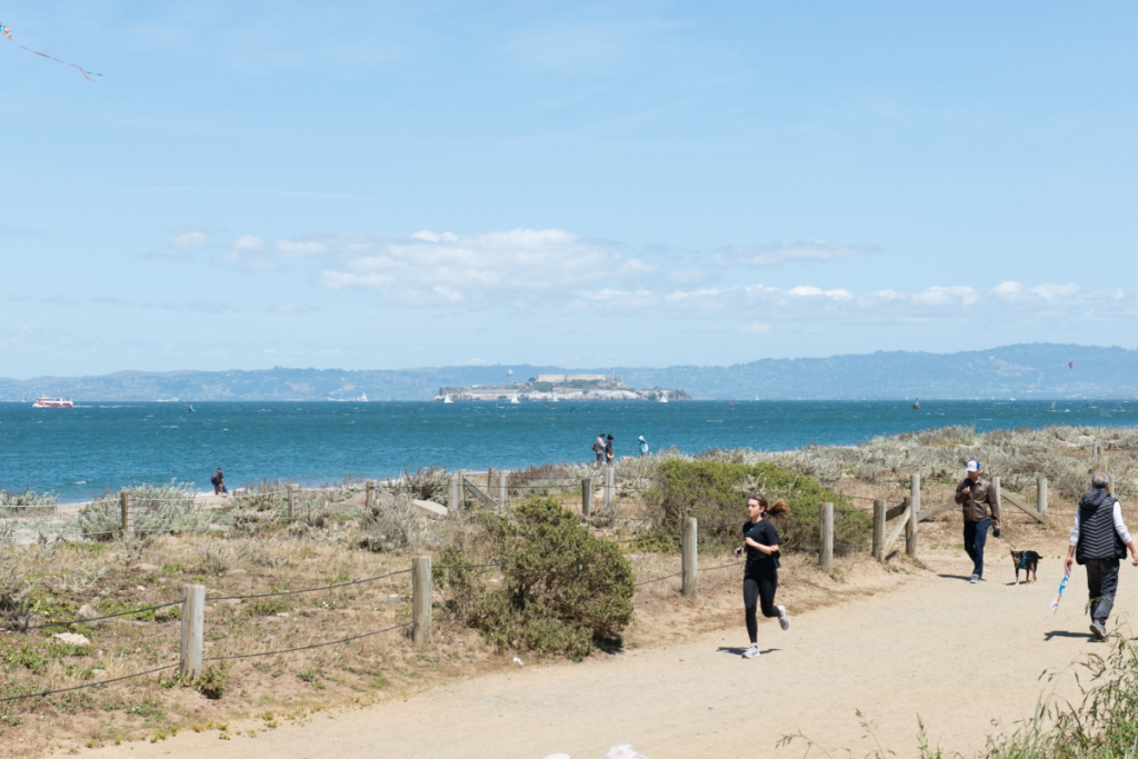 Una persona corre por un sendero con Alcatraz al fondo