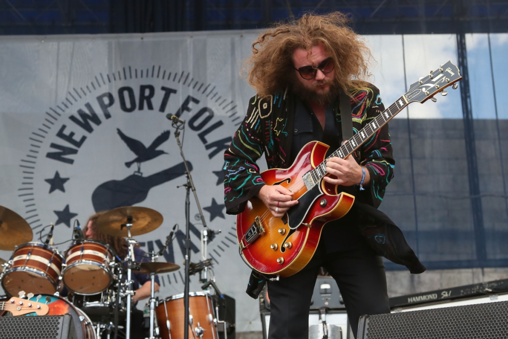 My Morning Jacket actuando en el escenario