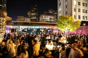 El SFMOMA organiza una fiesta de K-pop en la azotea con bebidas, música y actuaciones de drag queens