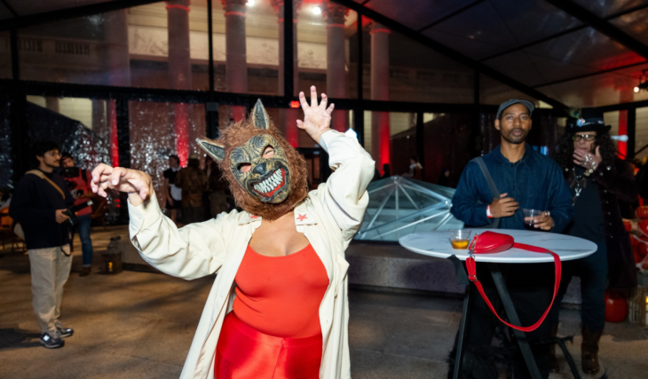 El museo de Young de San Francisco, en el Golden Gate Park, abre sus puertas para una gran fiesta nocturna de Halloween para mayores de 21 años
