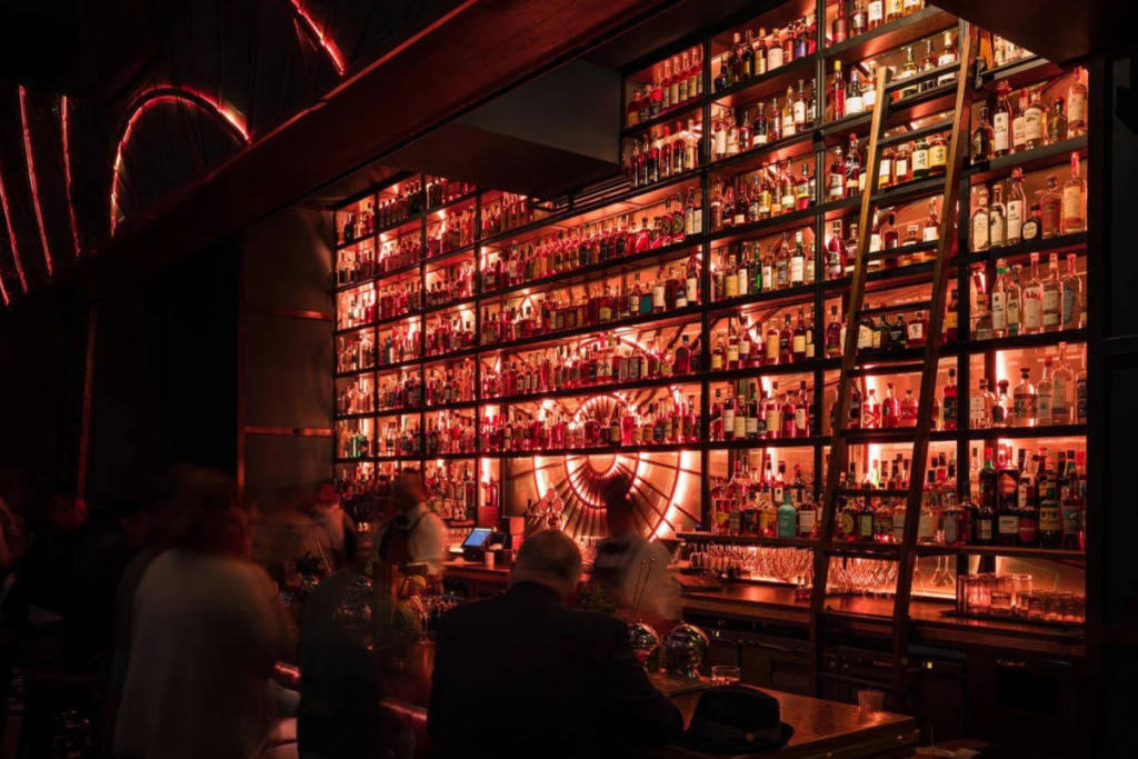 Desde un bar clandestino de la época de la Ley Seca de los años 20 hasta un popular local de música en directo, este club de jazz de San Francisco sigue ofreciendo música en directo todas las noches