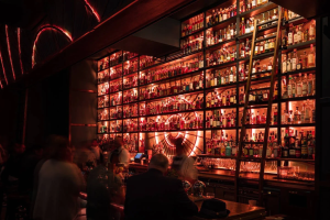 Desde un bar clandestino de la época de la Ley Seca de los años 20 hasta un popular local de música en directo, este club de jazz de San Francisco sigue ofreciendo música en directo todas las noches