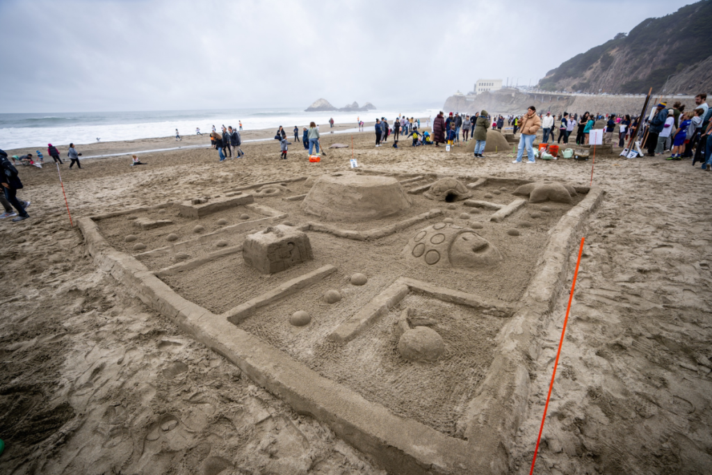Castillo de arena inspirado en un videojuego en el Concurso Leap Sandcastle de 2025.