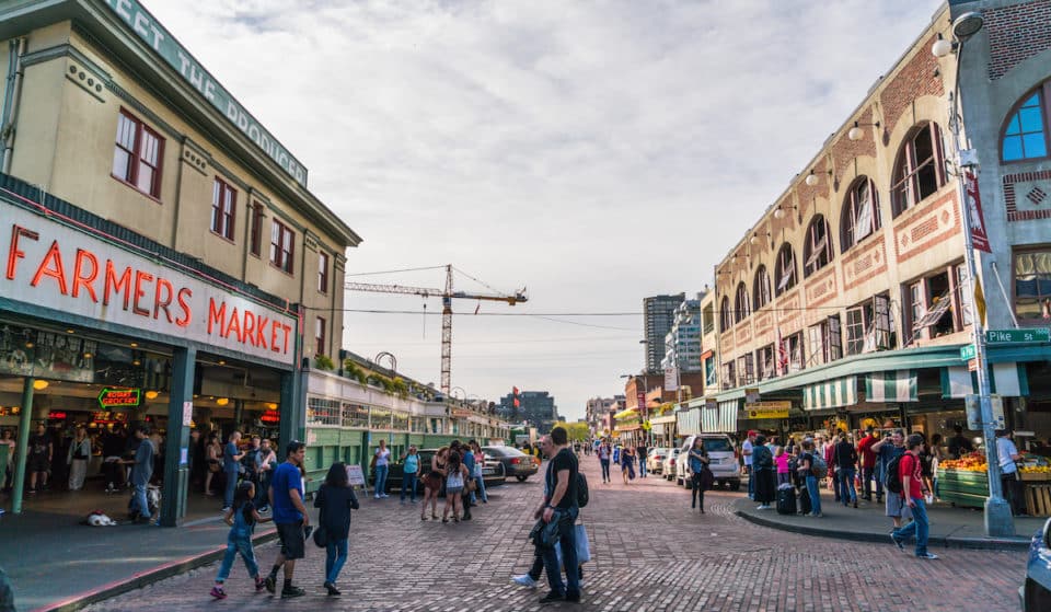 El alcalde de Seattle, Bruce Harrell, se compromete a que Pike Place Market esté libre de coches en 2025