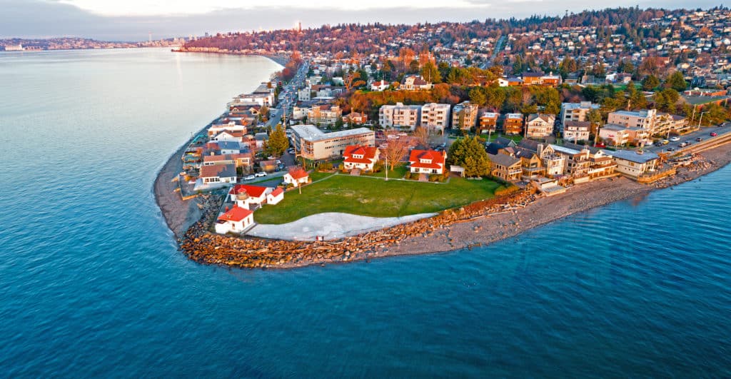 faro de Alki Point, al oeste de Seattle