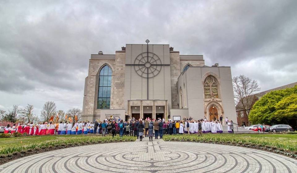Comienza la semana con yoga en esta impresionante catedral de Seattle
