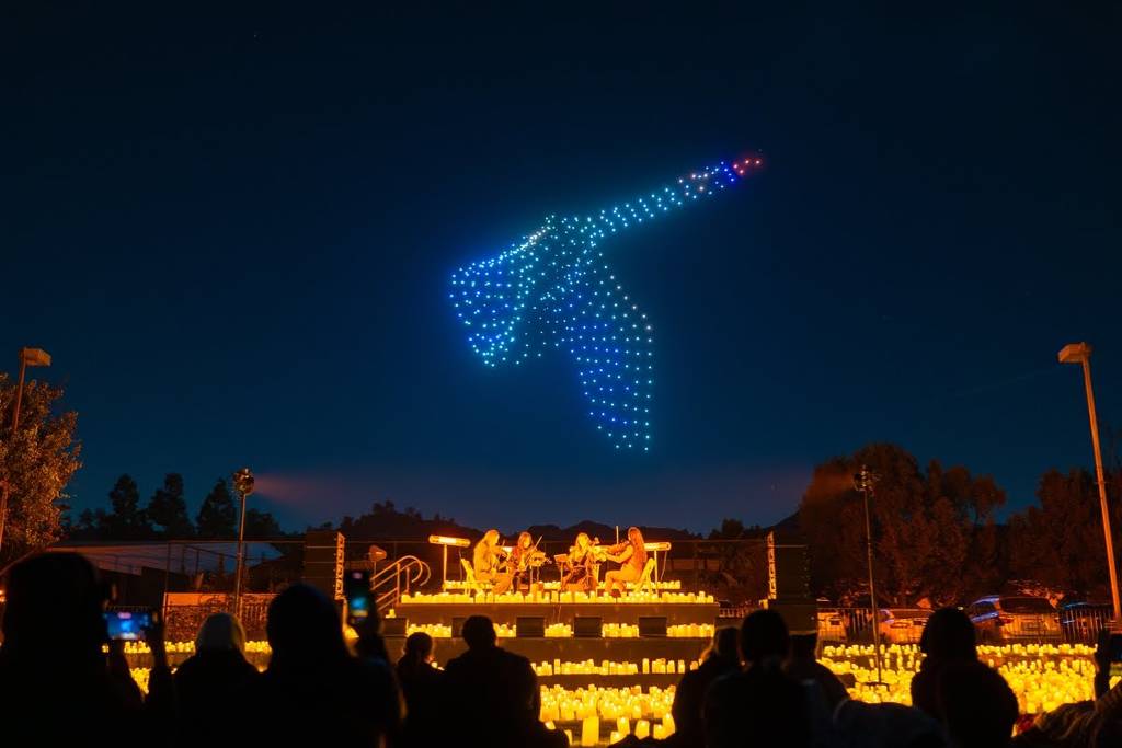 Drones iluminados vuelan sobre un cuarteto de cuerda